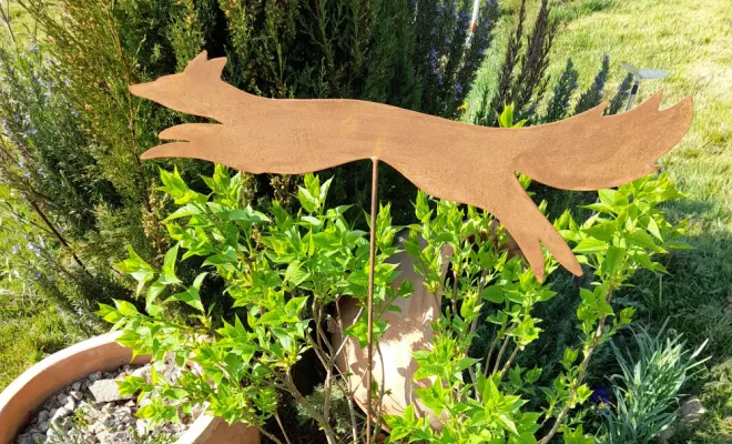 renard en metal rouillé par le temps qui tourne avec le vent